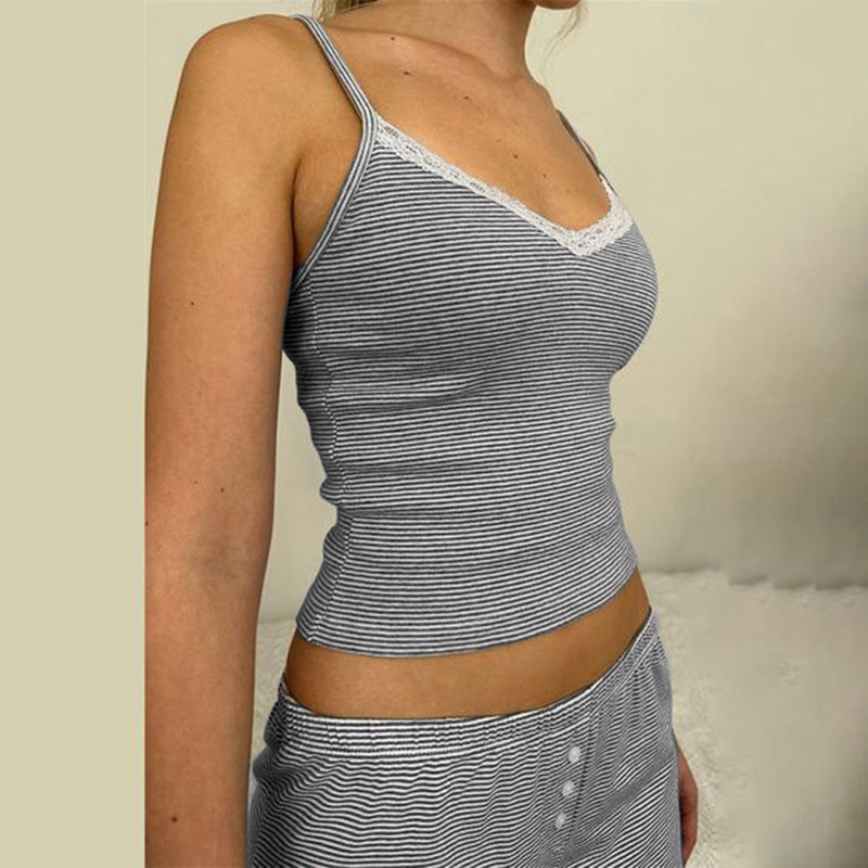 Conjunto de dos piezas de camisola sexy con encaje en contraste de colores y pantalones cortos de cintura alta para mujer
