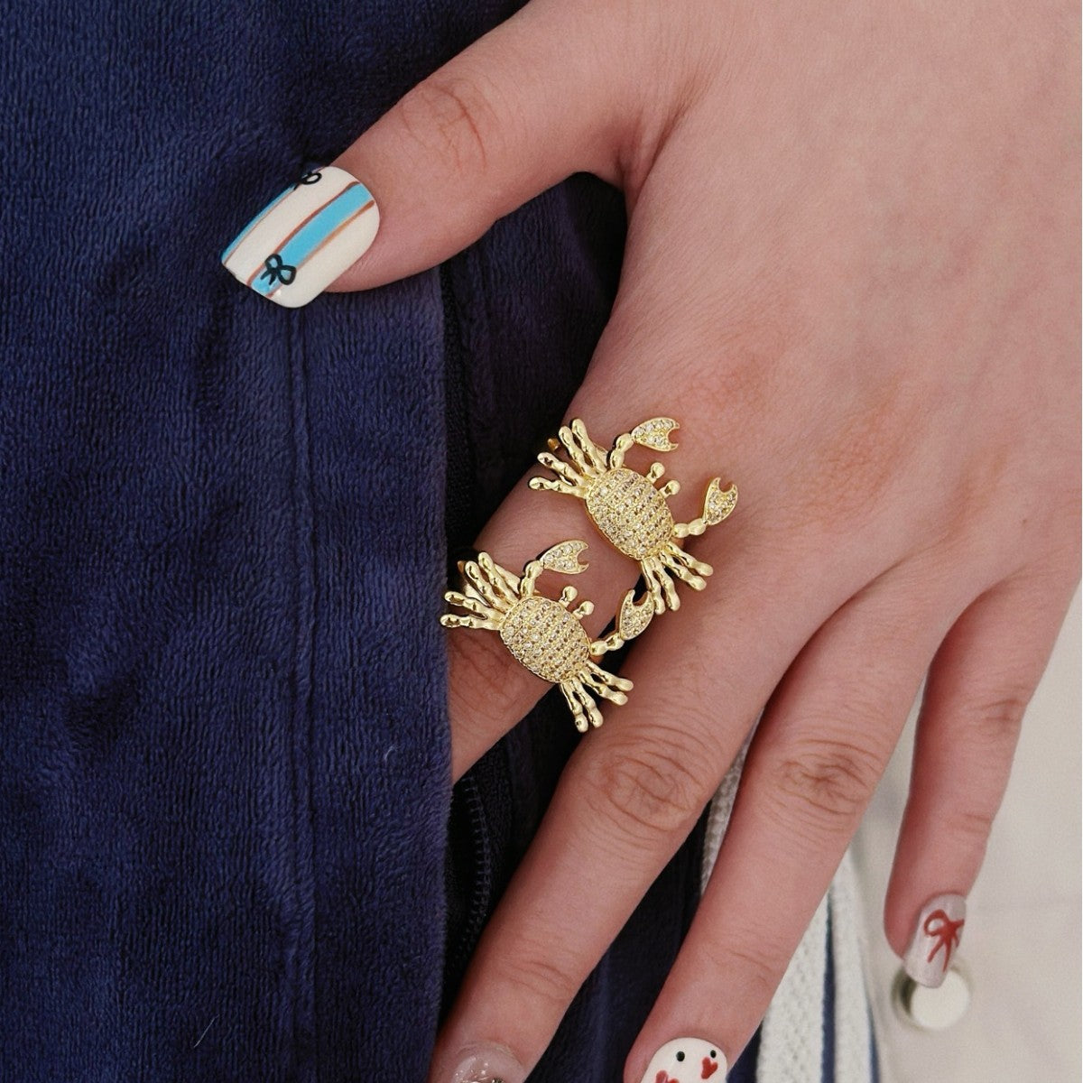 Anillo de cangrejo pequeño con circonitas bañadas en cobre para mujer