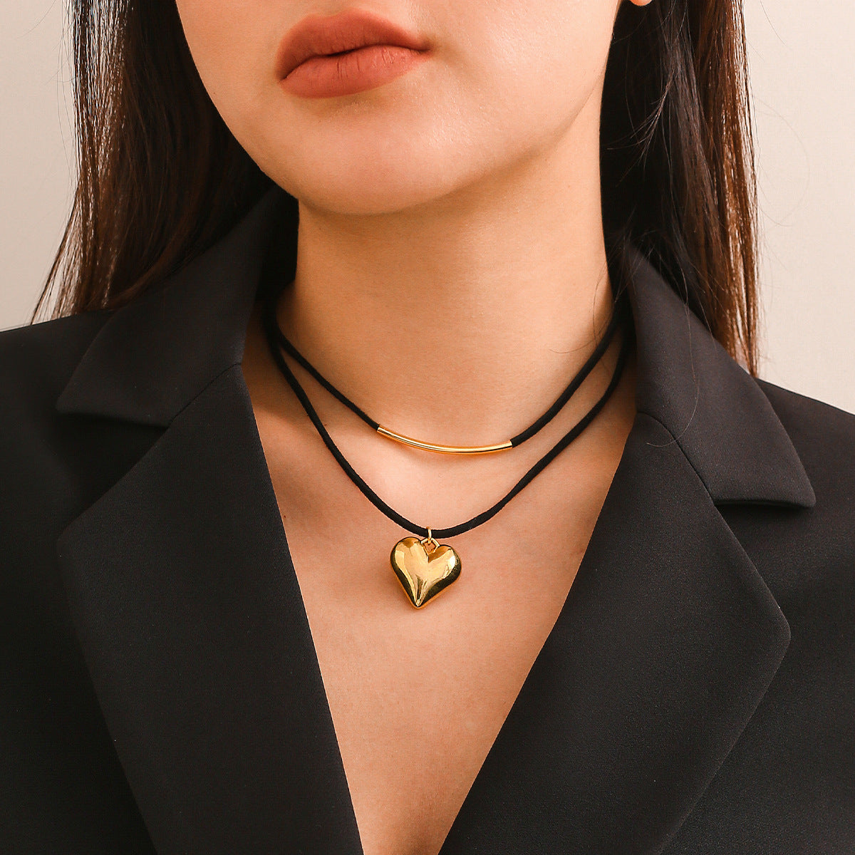 Collar sencillo de corazón de chenilla negra
