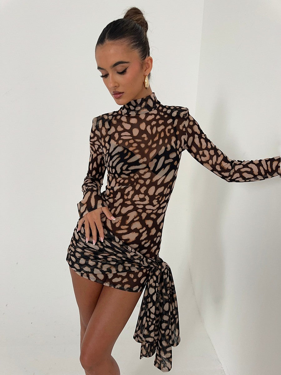 Vestido mini sexy de leopardo con mangas largas y malla transparente para mujer