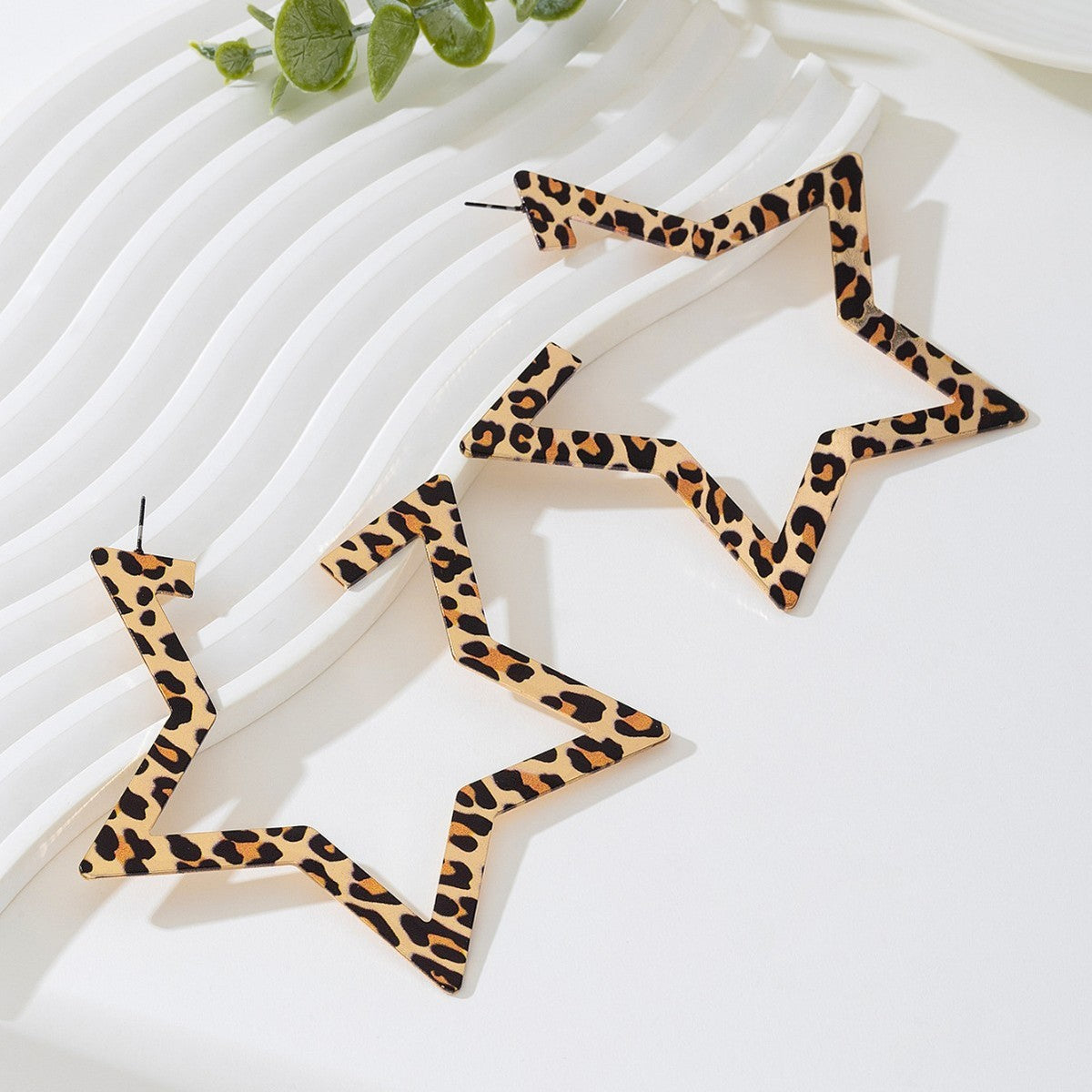 Boucles d'oreilles léopard exagérées creuses en forme d'étoile à cinq branches, style alliage