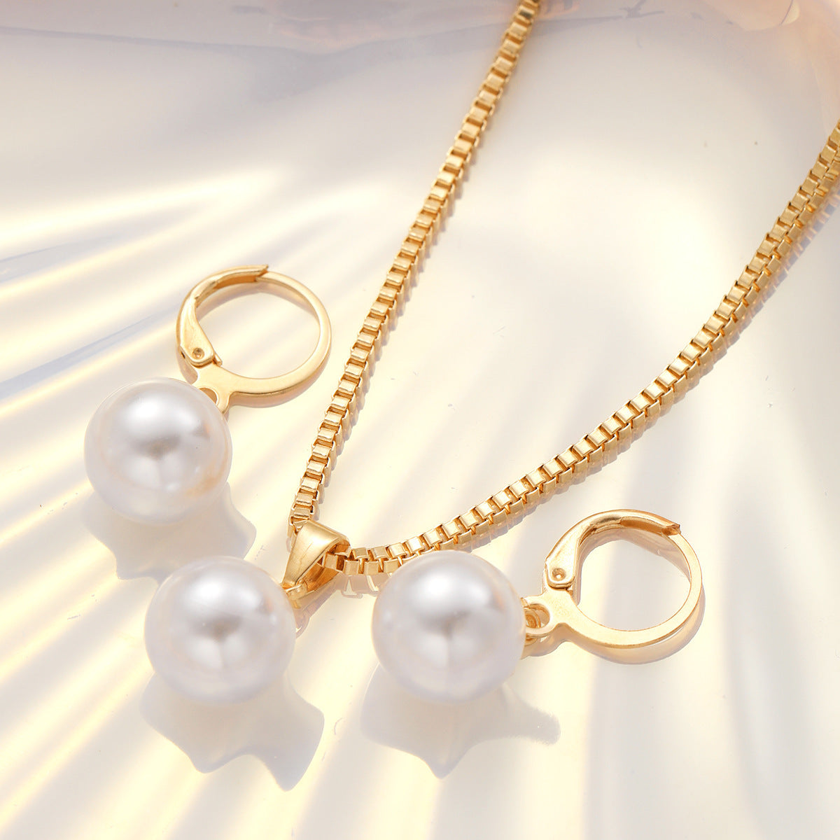 Fashion Pearl Necklace Earrings Two-Piece Set