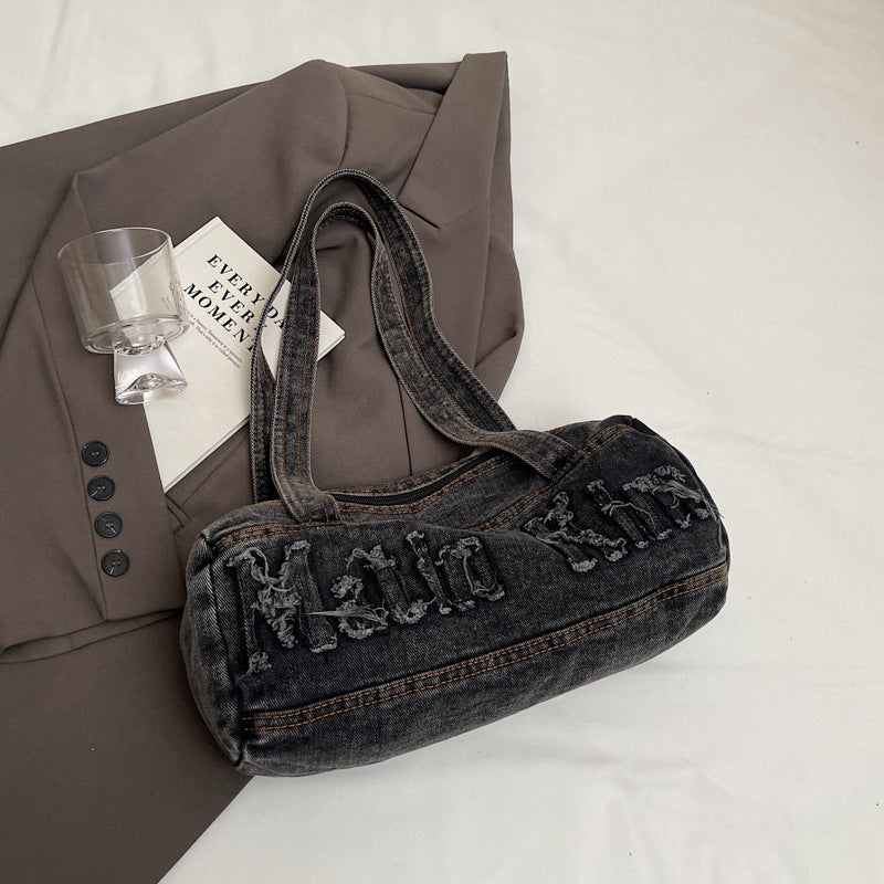 Bolsos de mezclilla con agujeros y bordado de letras vintage