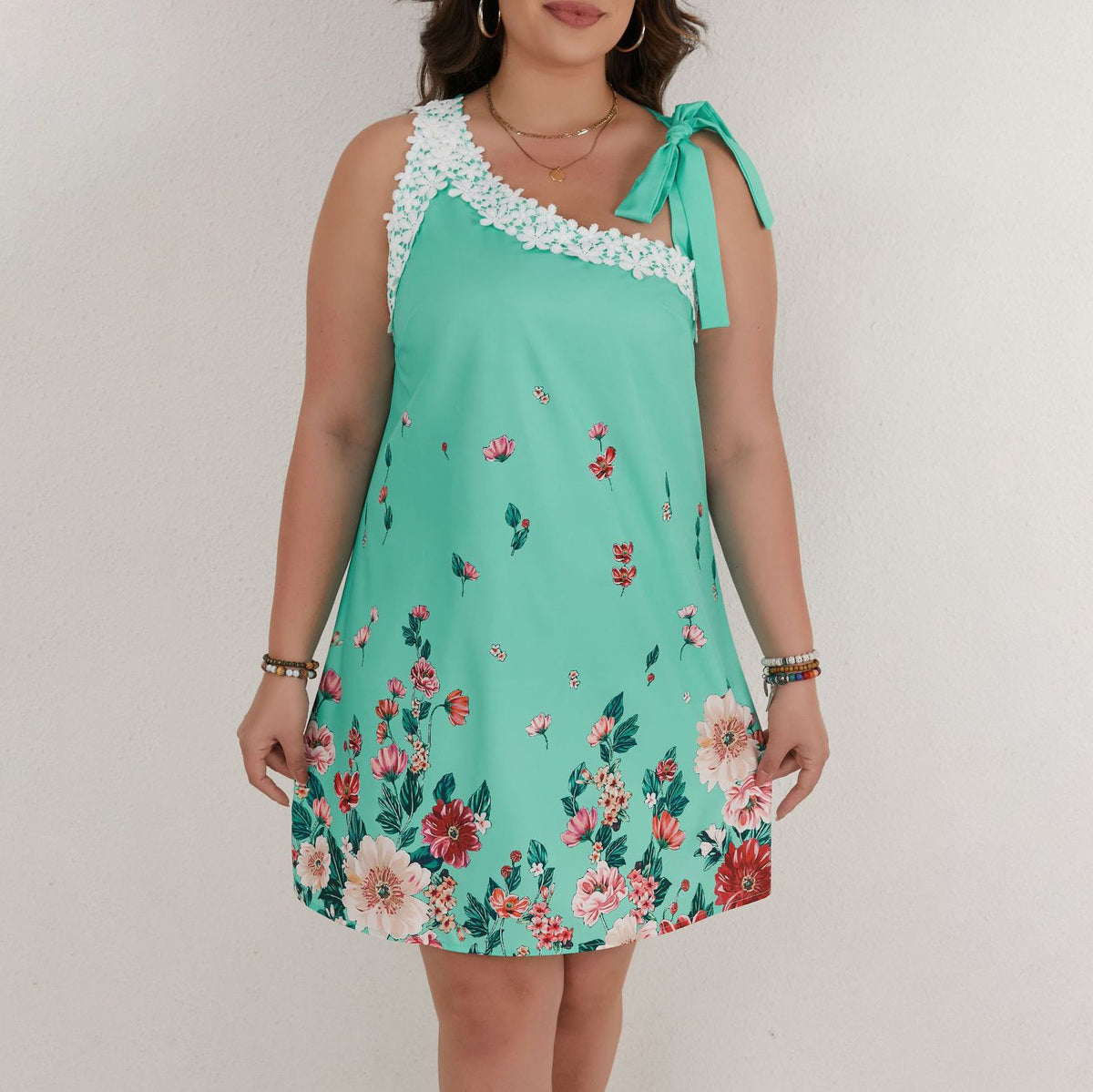 Robe irrégulière à lacets et imprimé floral grande taille