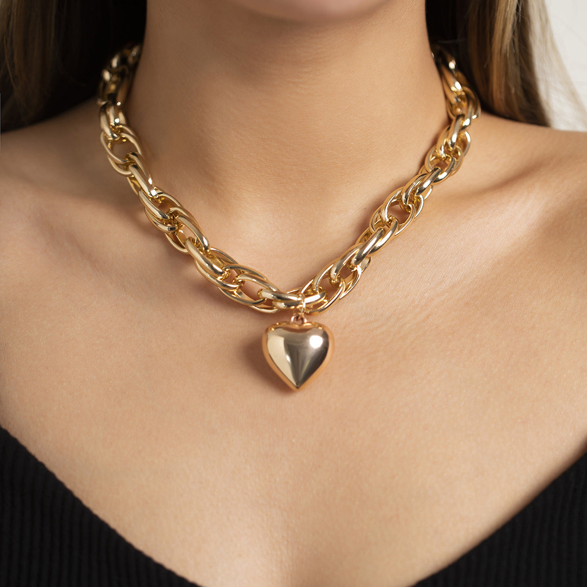 Collar con colgante de corazón hueco y cadena en forma de O simple