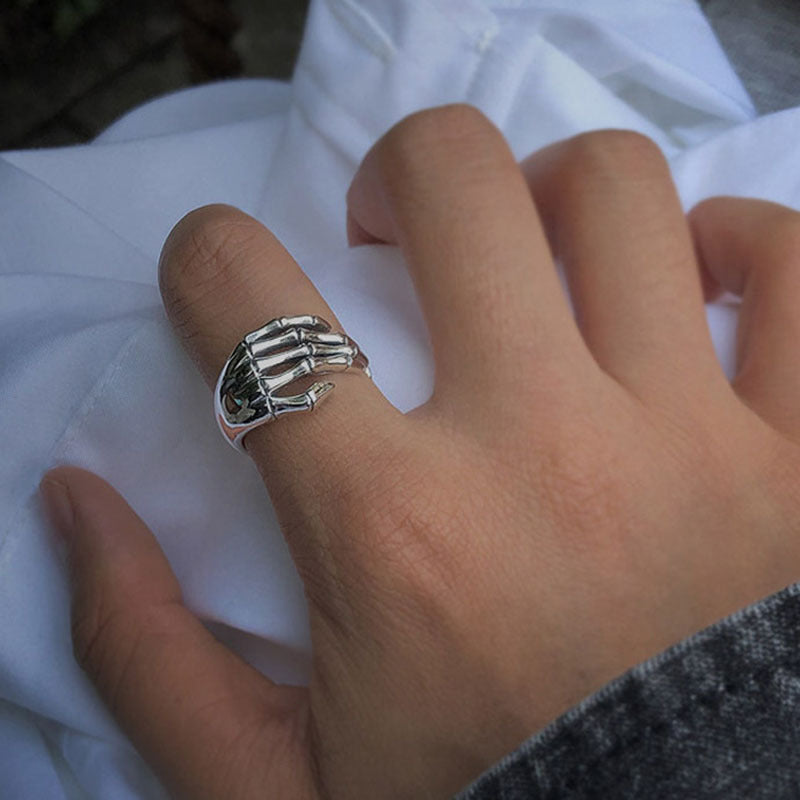 Anillo ajustable de latón plateado con diseño de esqueleto punk de Halloween.