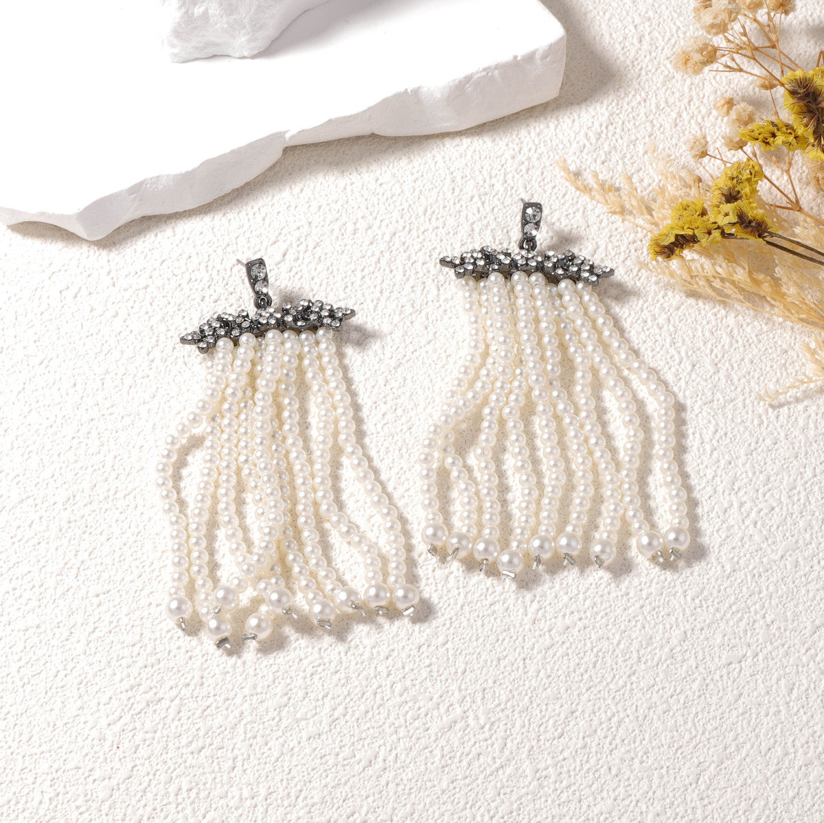 Elegantes pendientes de borlas con cascada de perlas de imitación