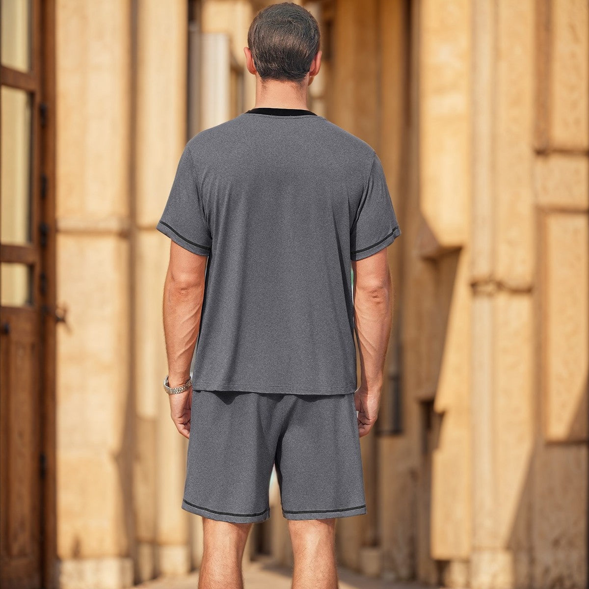 Conjunto de camiseta y pantalones cortos con cuello en V y contraste de color para hombre