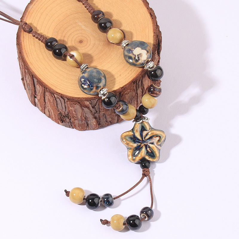 Collar con borlas y cuentas de cerámica bohemia hecho a mano