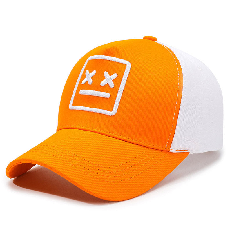 Casquette simple brodée avec coutures contrastées