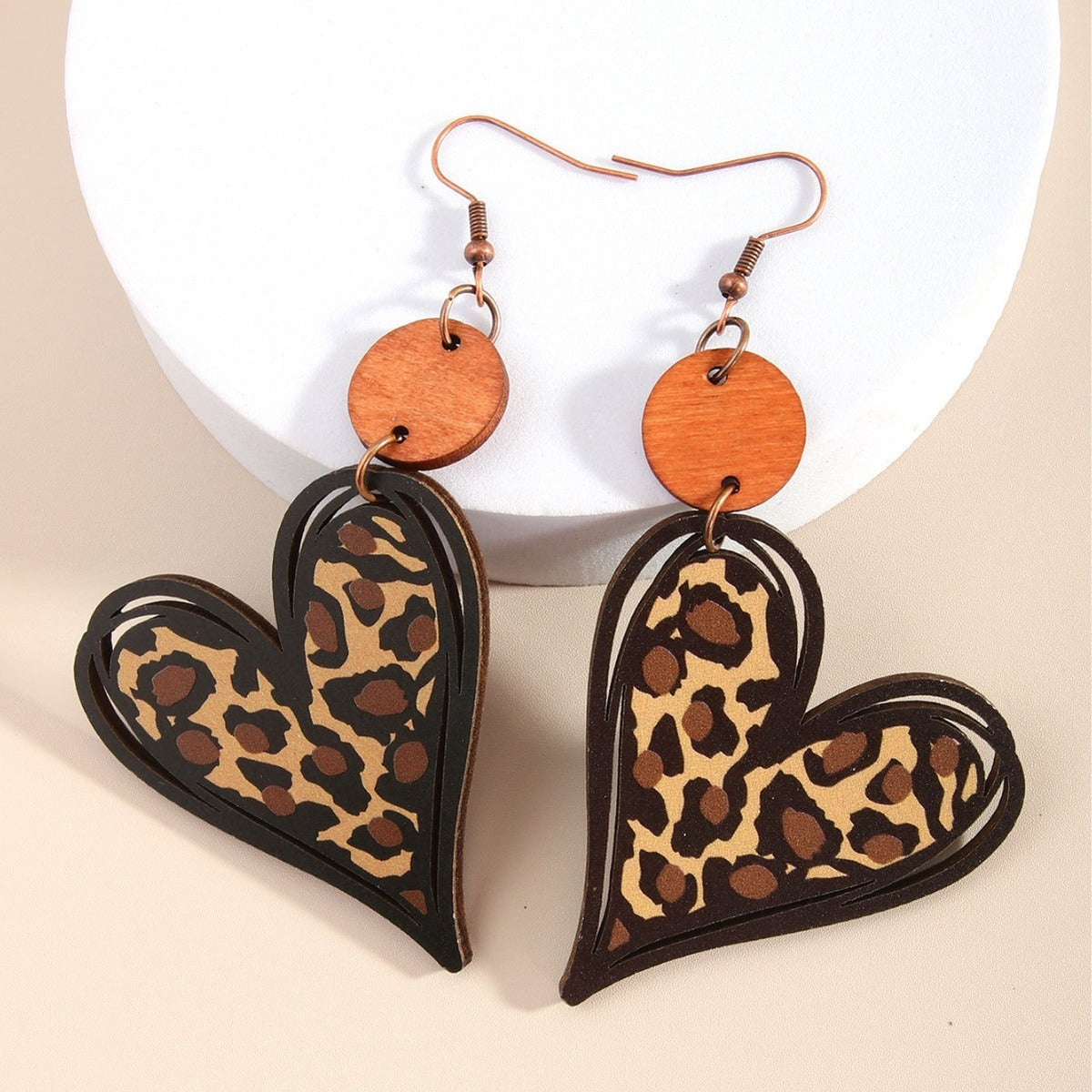 Pendientes bohemios de virutas de madera con forma de corazón y diseño de leopardo