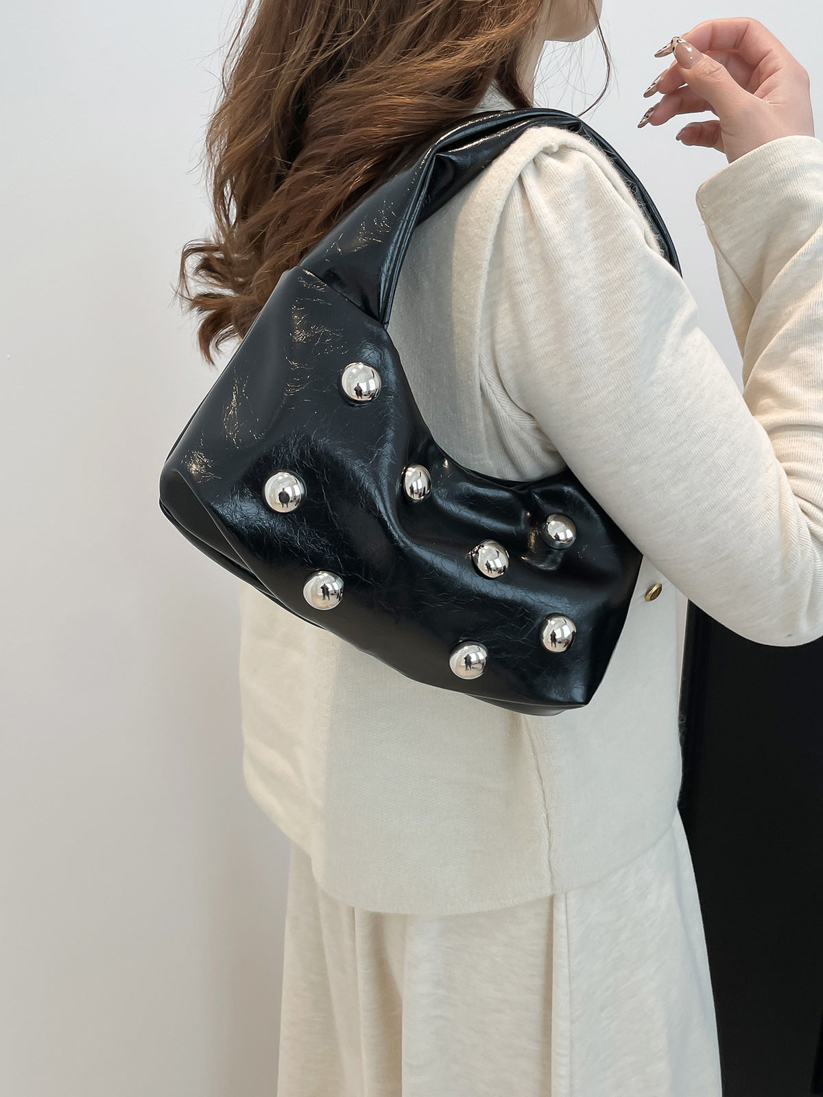 Bolso de mano con remaches de color liso para mujer, estilo urbano, de PU, para debajo del brazo