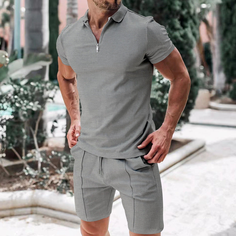 Conjunto de dos piezas de camiseta de manga corta con solapa y cremallera de color liso informal para hombre y pantalones cortos holgados