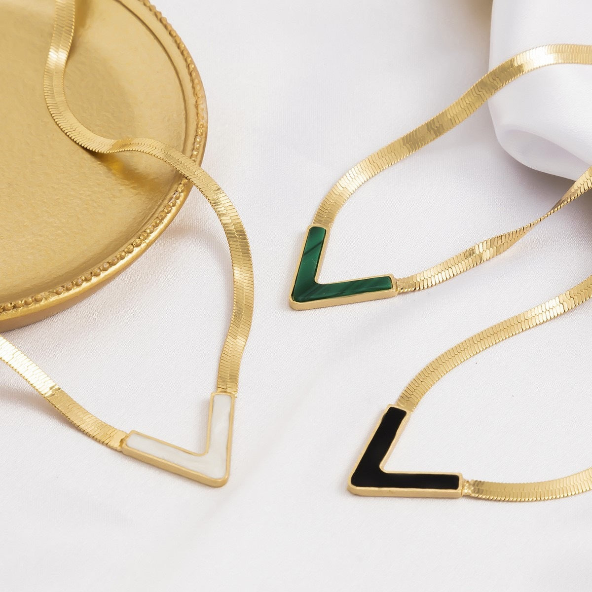 Collar en forma de V de acero y titanio para mujer