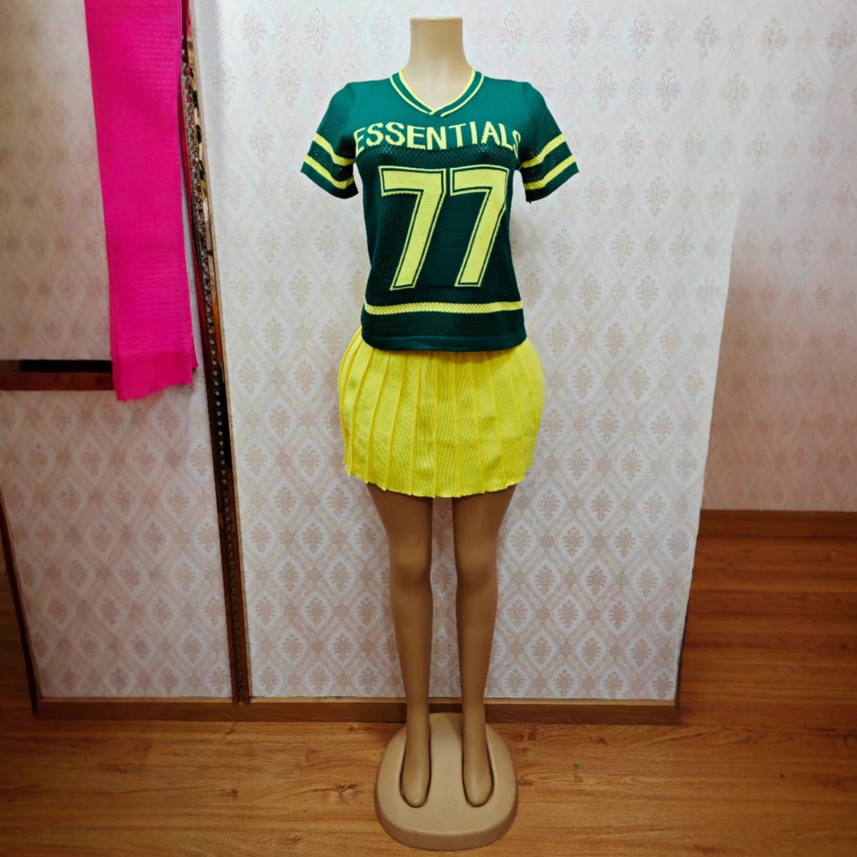 Conjunto de dos piezas de camiseta de manga corta con cuello en V y falda con volantes para mujer