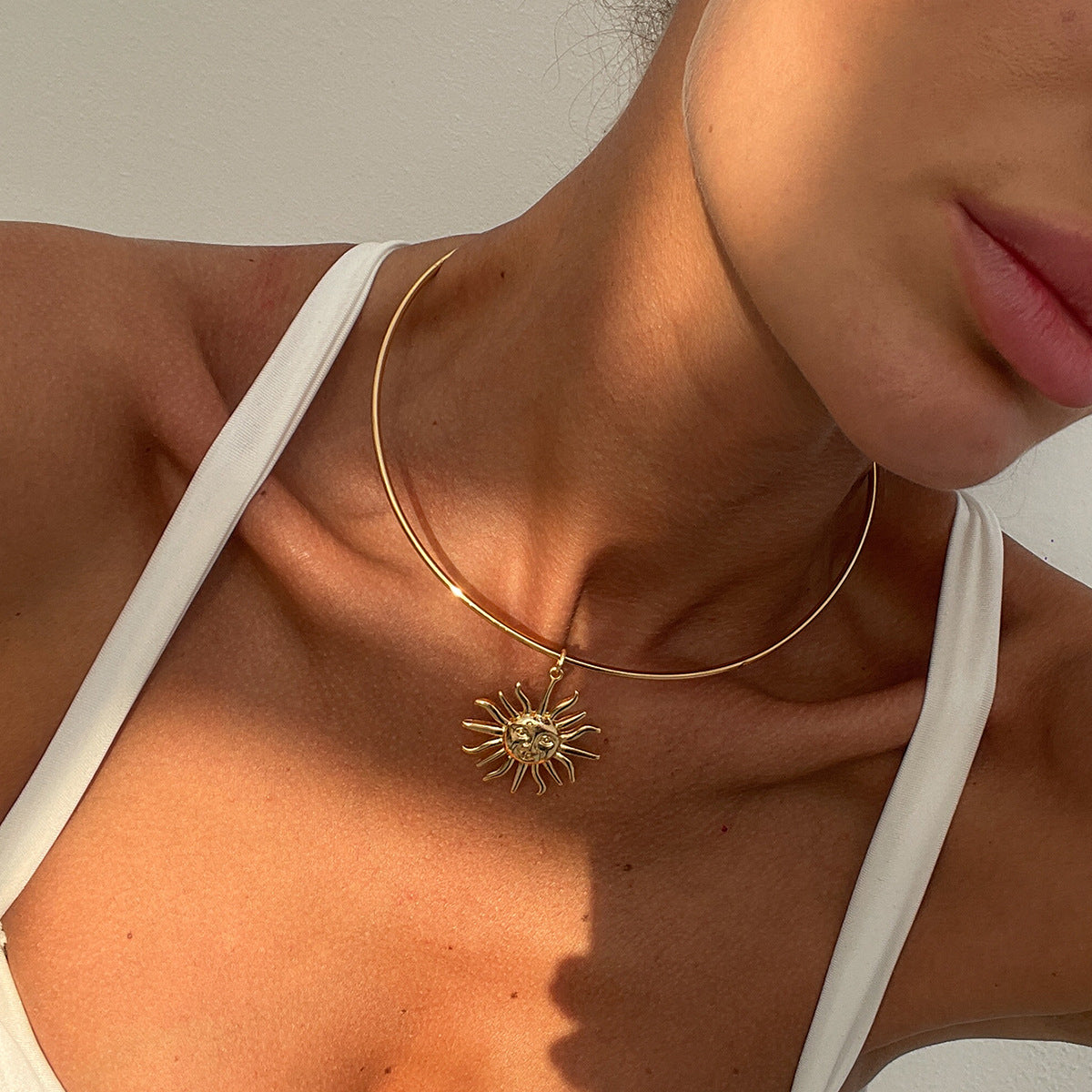Collar con colgante de aleación de sol simple a la moda para mujer para un uso elegante