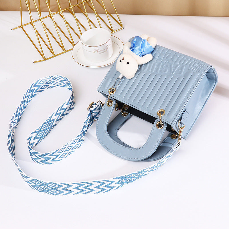Sac à main décontracté à motif losange de couleur unie pour femme avec pendentif ours