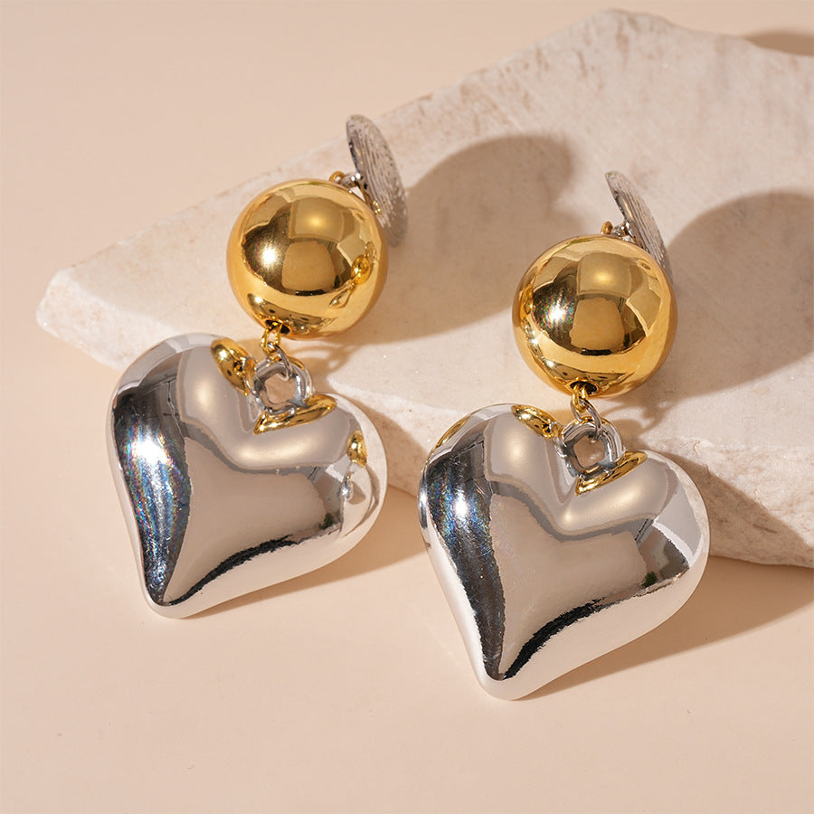 Pendientes de corazón distintivos con contraste exagerado
