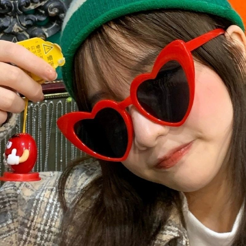 Retro Heart Shaped Sunglasses Resin Frame Literature and Art Style