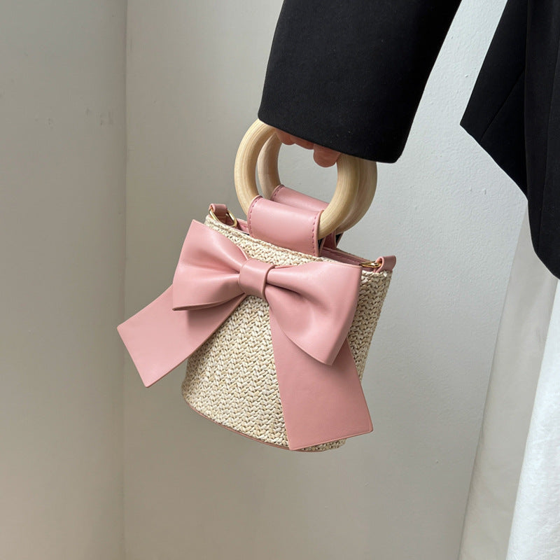 Bolso tipo cubo de paja tejida con lazo de estilo bohemio