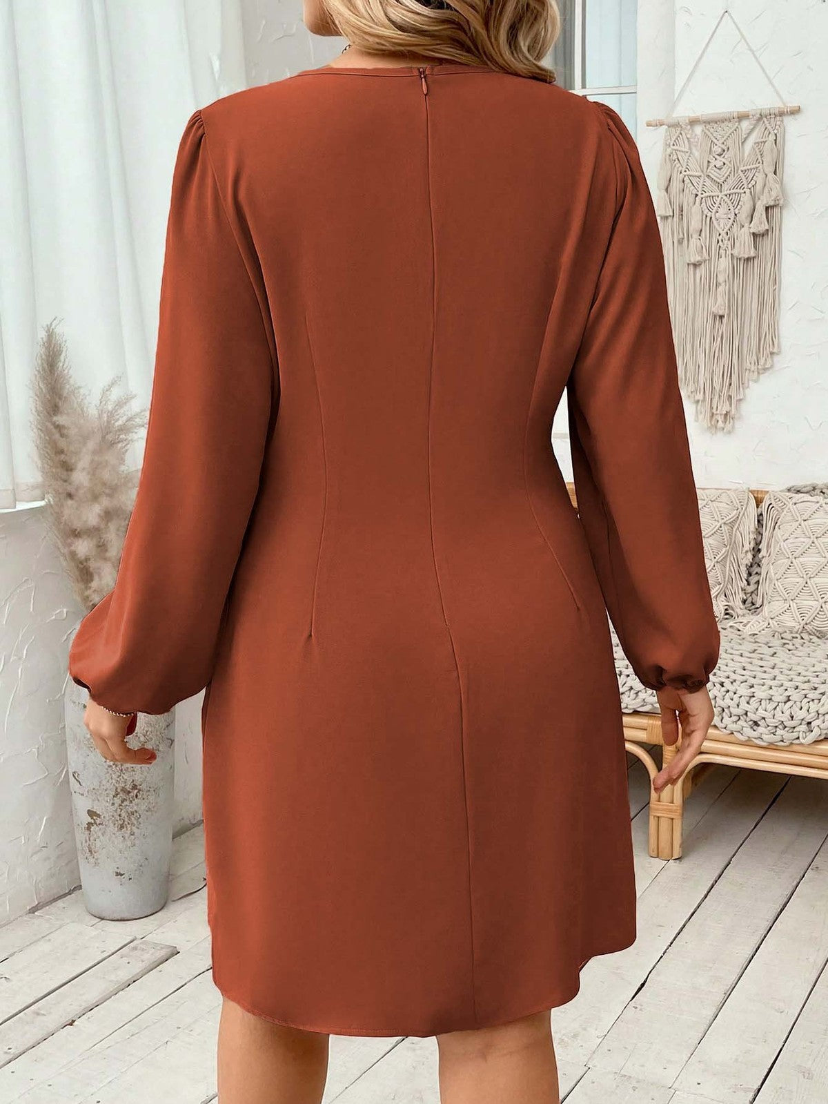 Vestido elegante de talla grande con escote en V y pliegues para mujer
