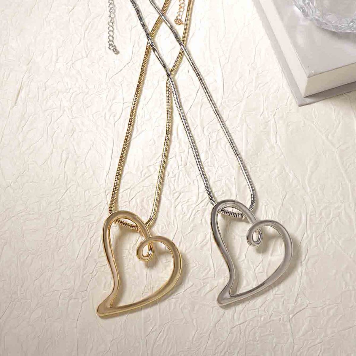 Collar con colgante de amor hueco de aleación de cuerda simple a la moda para mujer