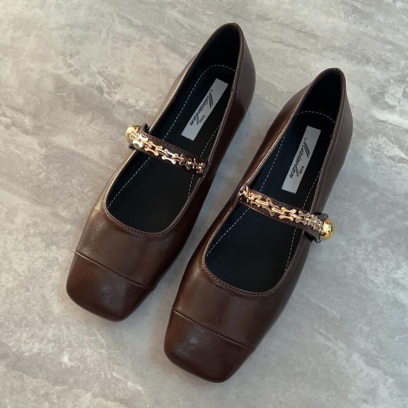 Mocasines Mary Jane de moda para mujer con punta cuadrada y adornos metálicos
