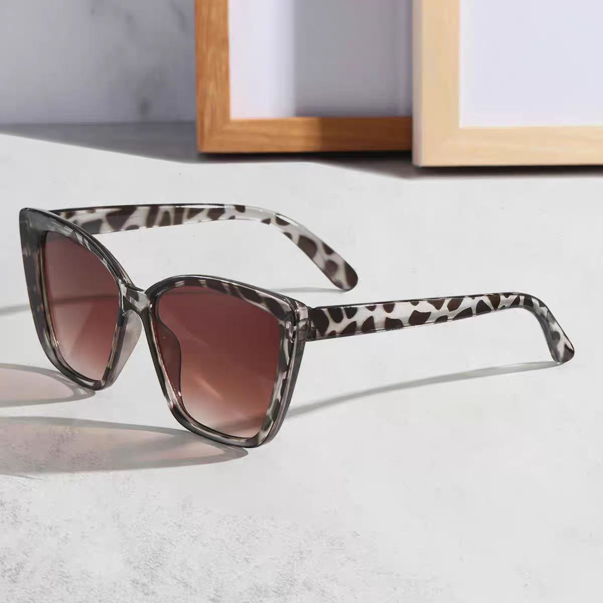 Gafas de sol de ojo de gato con montura grande y diseño moderno para mujer