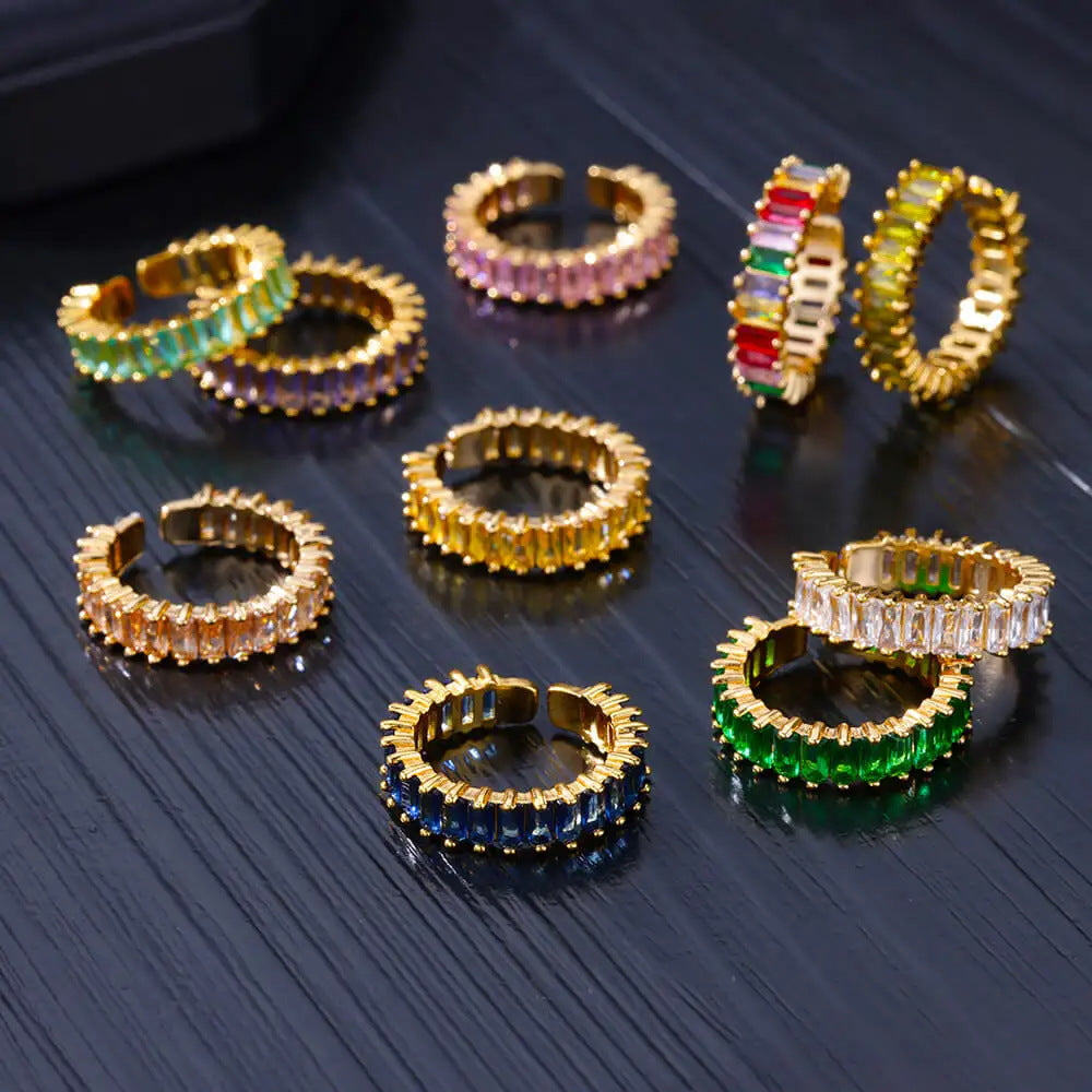 Elegante anillo de circonitas en oro de 18 quilates para mujer