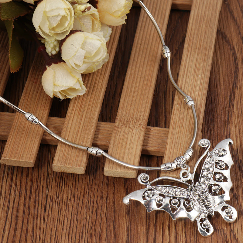 Collar bohemio de mariposa hueca para mujer
