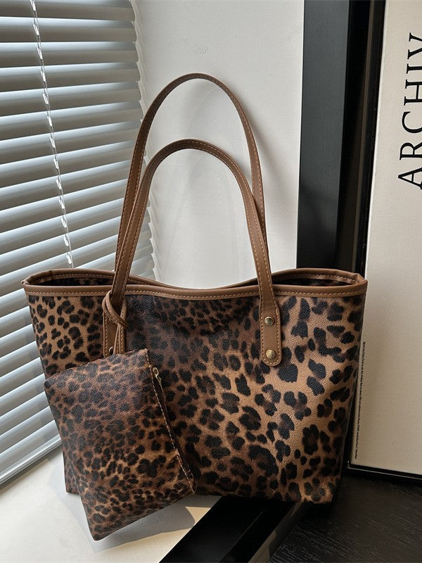 Bolso de mano de gran capacidad con estampado de leopardo y cierre de cremallera.