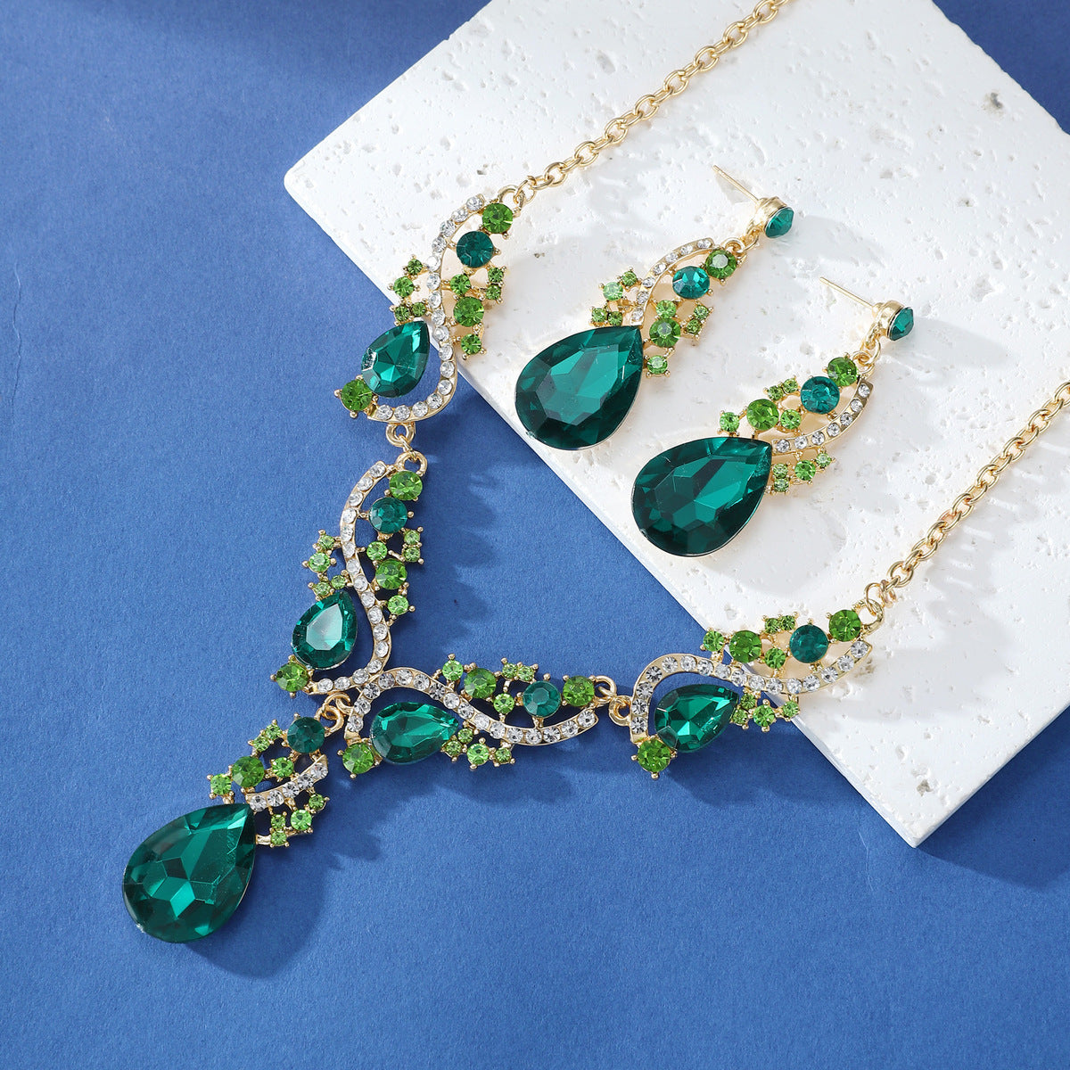 Exaggerated Fashion Emerald Necklace and Stud Earrings Set - Rhinestone Alloy Jewelry