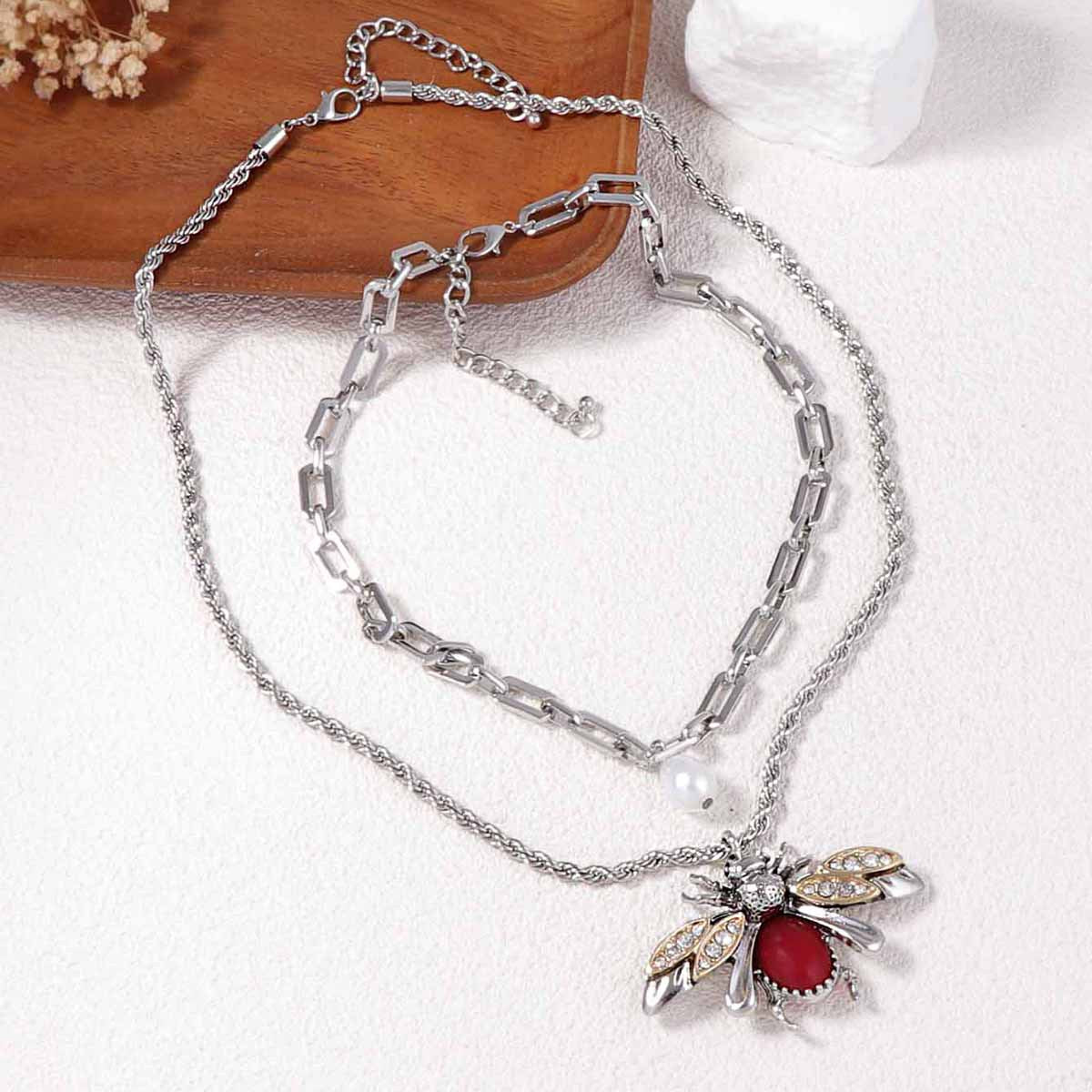 Collar con colgante de animal y perlas de imitación para mujer