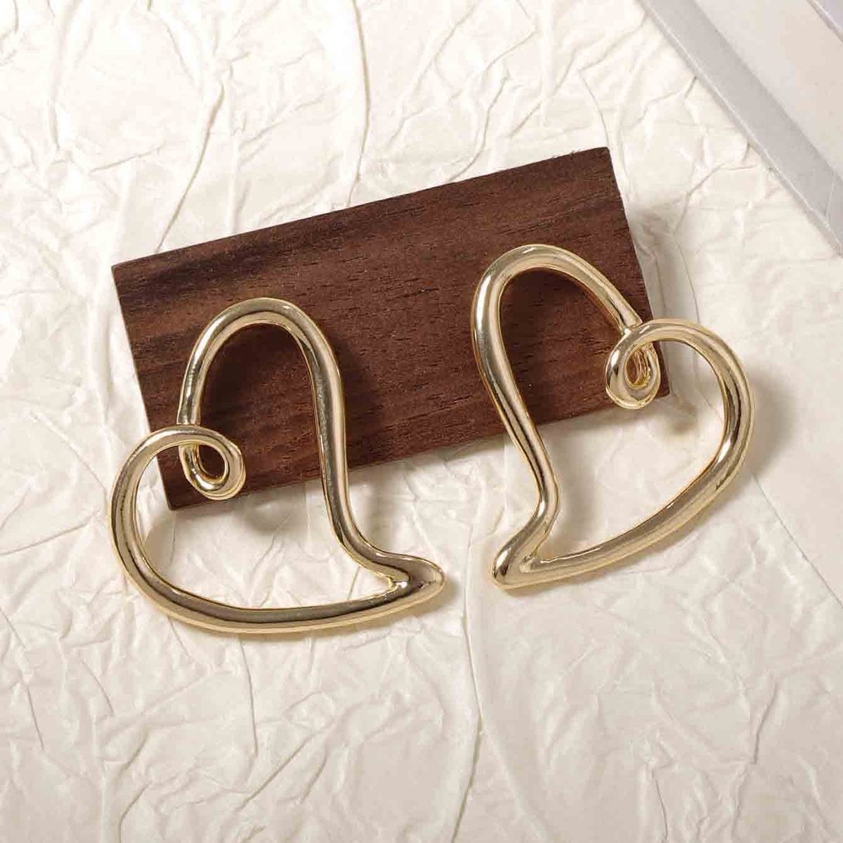 Women Fashion Hollow-Out Alloy Love Earrings - Creative Heart Style