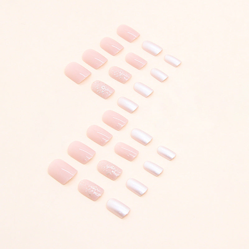 Nail Art nacré pailleté rose court et tendre pour fille