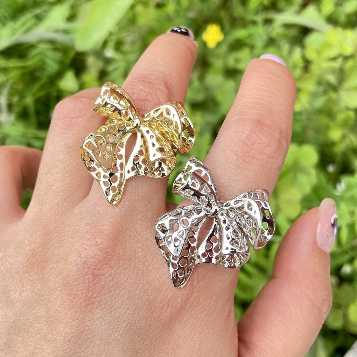 Anillo de cobre con lazo hueco de color sólido a la moda para mujer