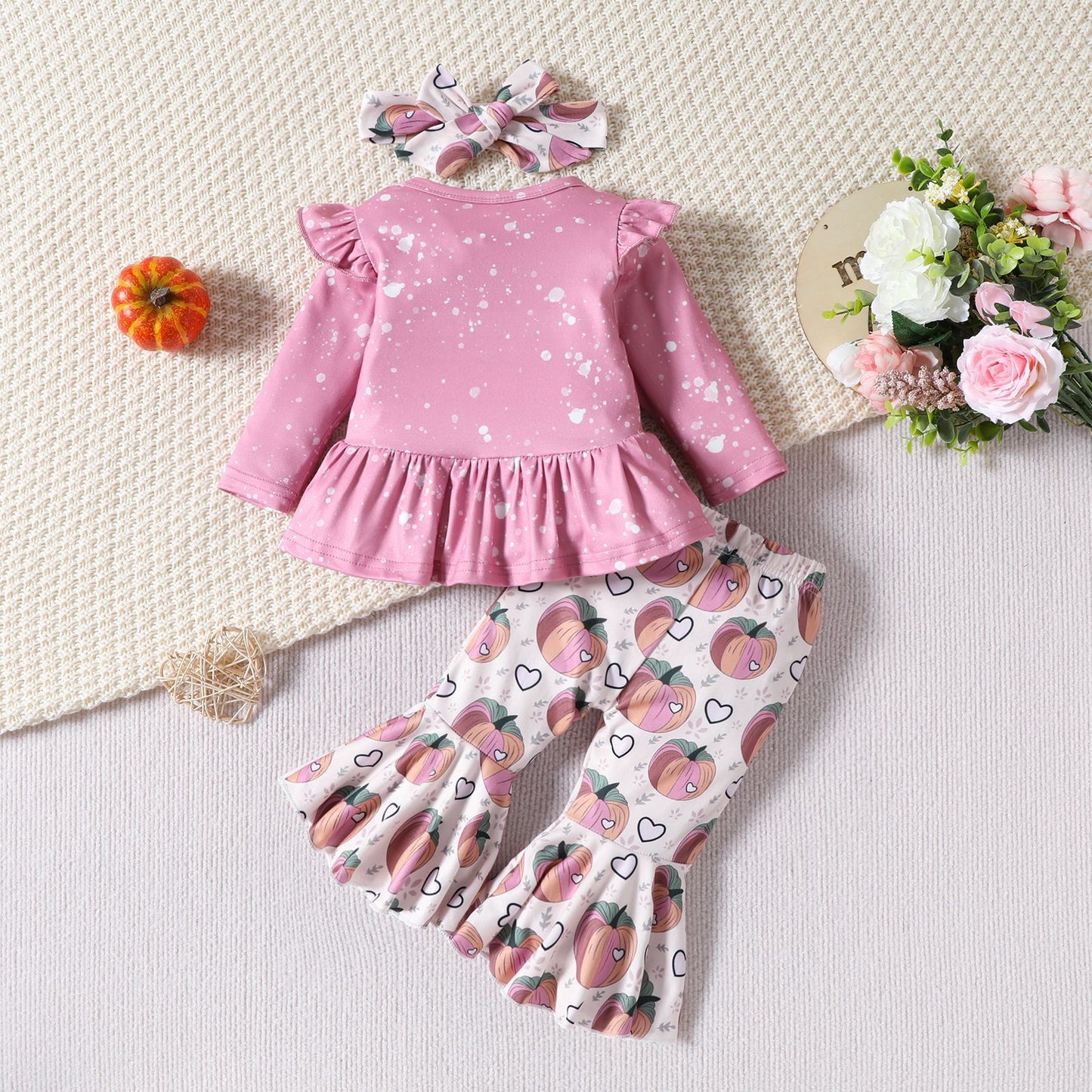 Conjunto de top y pantalones acampanados de manga larga con estampado de calabaza y letras de Halloween para niñas pequeñas