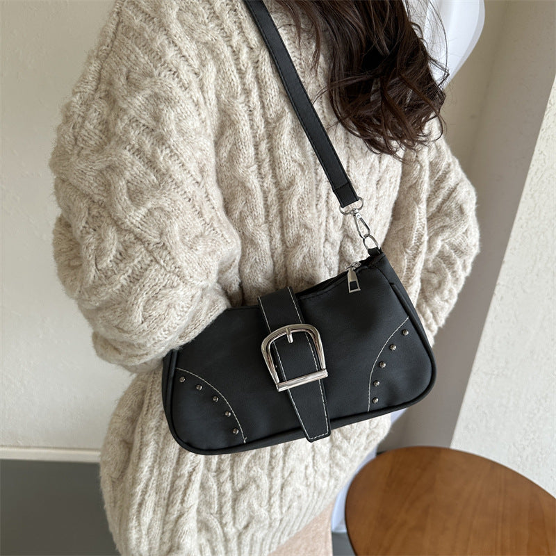 Bolso sencillo de moda con remaches para debajo del brazo