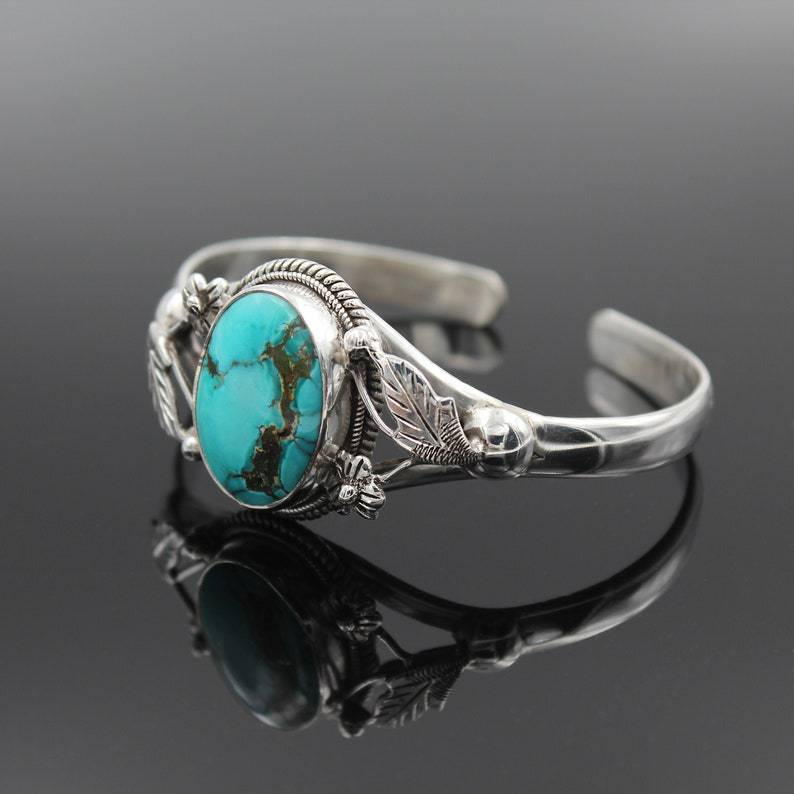 Pulsera vintage bohemia con flores talladas en turquesa para mujer