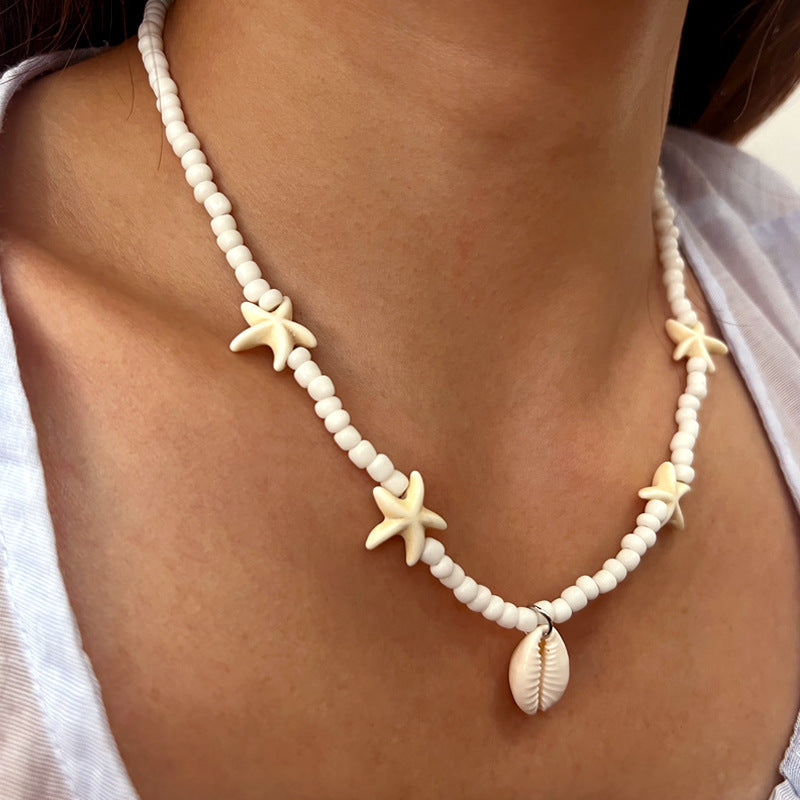 Collar bohemio de cuentas de arroz, estrellas de mar y conchas de playa