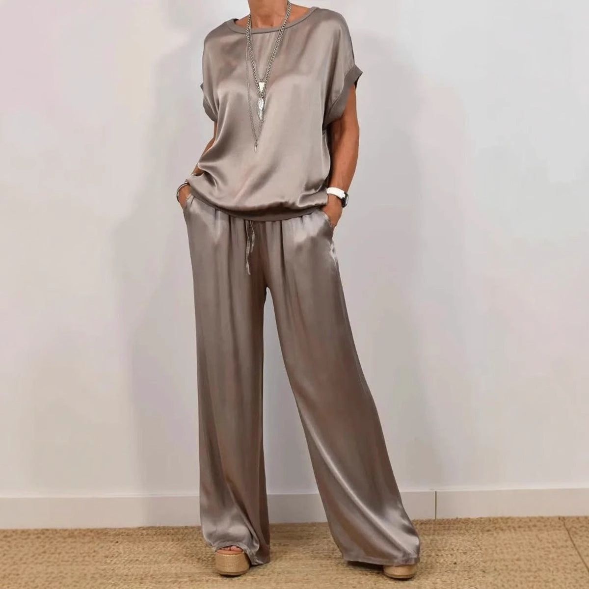 Conjunto de dos piezas de camiseta holgada de manga corta y pantalón ancho de color liso para mujer