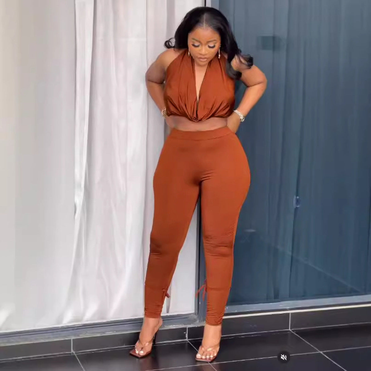 Conjunto de dos piezas de camiseta sin mangas con cuello halter y pantalones ajustados para mujer