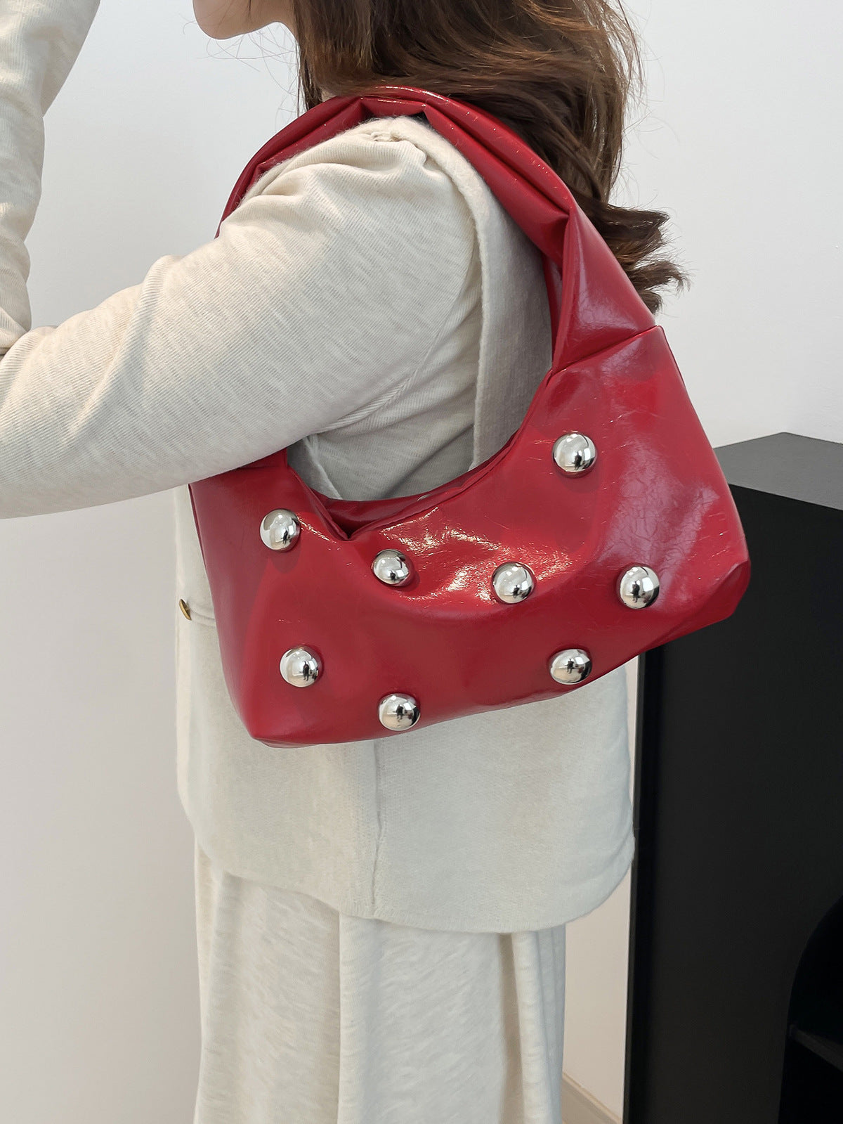 Bolso de mano con remaches de color liso para mujer, estilo urbano, de PU, para debajo del brazo