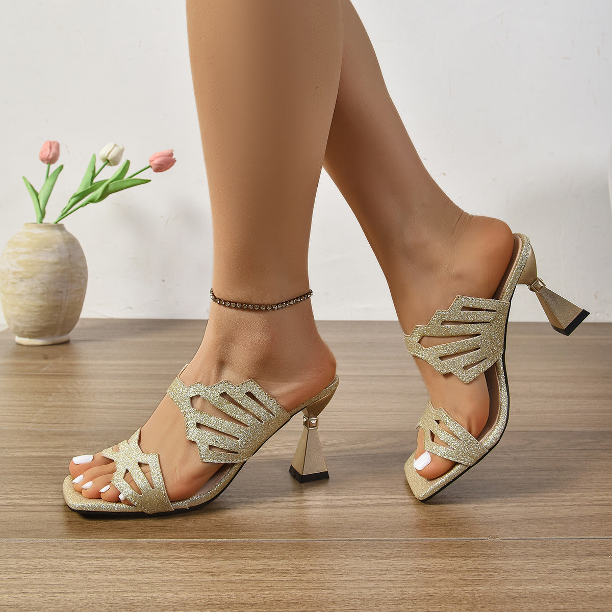 Chaussons à talons hauts carrés creux à la mode