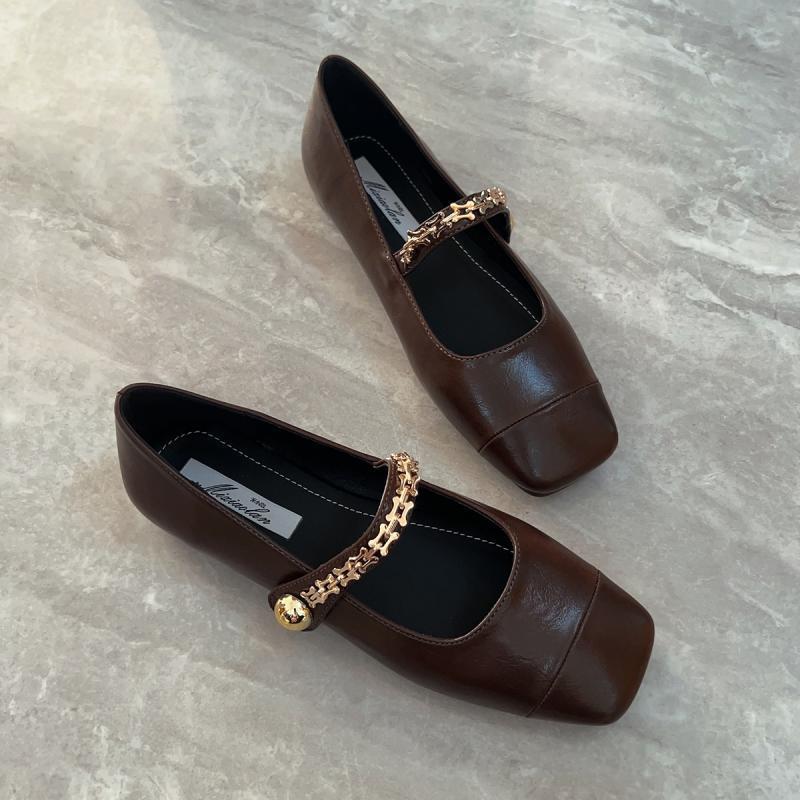 Mocasines Mary Jane de moda para mujer con punta cuadrada y adornos metálicos