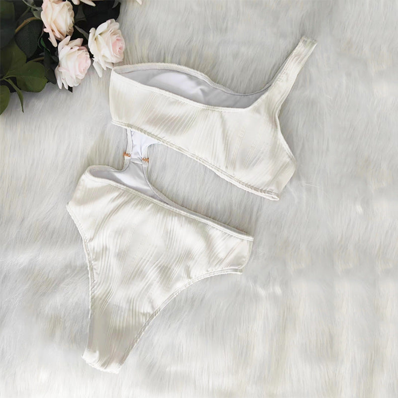 Traje de baño sexy de un solo hombro con huecos de color sólido para mujer