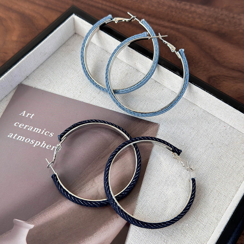 Boucles d'oreilles rondes en denim simples et tendance