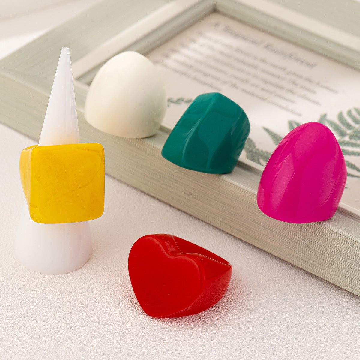 Conjunto de anillos geométricos de resina de color sólido para mujer
