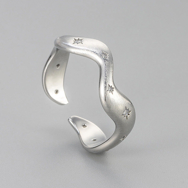 Anillo de cobre con ondas esmeriladas de circonita a la moda para mujer