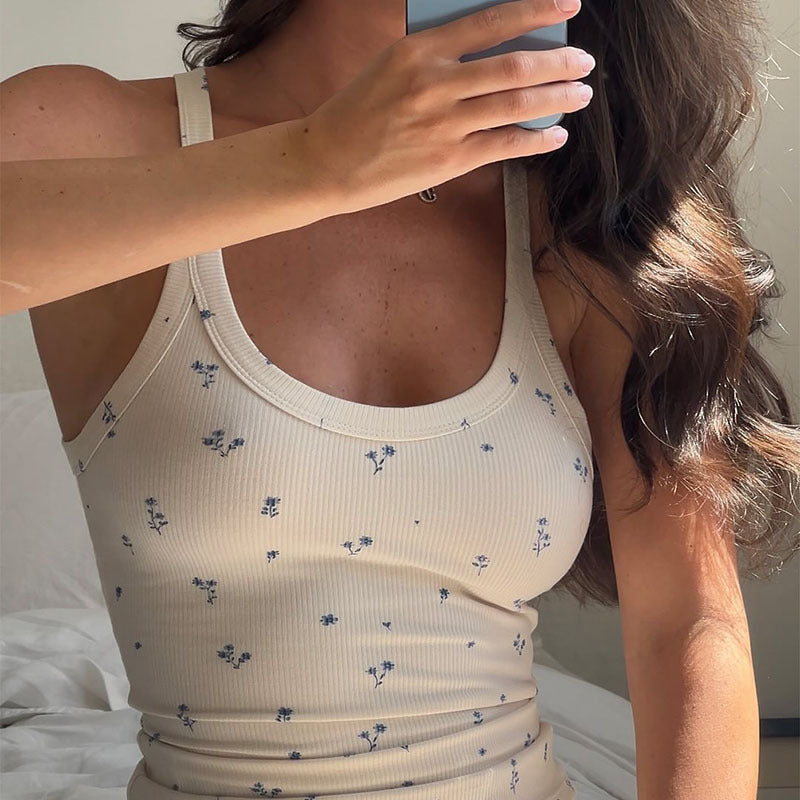 Conjunto de camiseta sin mangas con estampado floral informal para mujer con pantalones ajustados